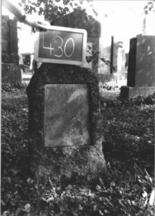 Grabstein 430 (Index: 100111754) Material: Granit, weiße Marmorplatte Zustand: gut, Schriftplatte ohne Inschrift Maße HxBxT: 63x36x19 cm Beschreibung: grob stelenhaft behauener Stein, Schriftplatte: Grabstein 430