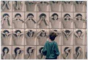 Rückenansicht einer jungen Frau vor einem Kunstwerk von Klaus Rinke (Altersgruppe 14-17)