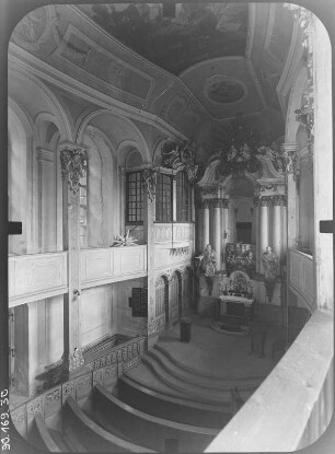 Müglitztal-Weesenstein. Schloss Weesenstein, Schlosskapelle (1738-1741; J. G. Schmidt). Blick von der Orgel zum Altar