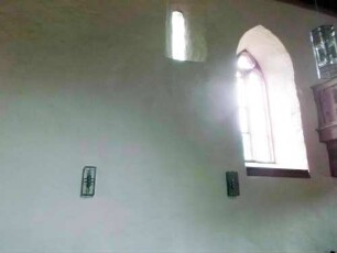 Eichel-Langhaus Innen (Romanisch)-Südwand mit gotisch erweiternem Fenster sowie erhaltenem Romanischen Lanzettfenster (einst -festes- Langhaus mit oben umlaufendenm Wehrgang und Lanzetfenstern als Schießscharten