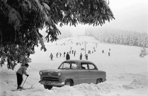 Unterstmatt: Ford; Hintergrund Skiläufer