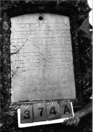Grabstein 374 (Index: 99797377) Material: Granit, Marmorplatte Zustand: leicht verwittert Maße HxBxT: 132x57x35 cm Beschreibung: Stele rustiziert: Grabstein 374A