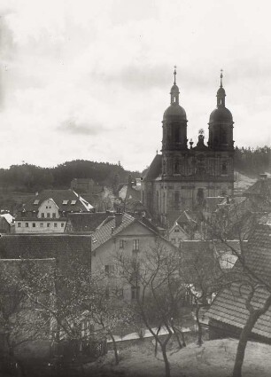 Gößweinstein, Ortsansicht : Gößweinstein. Ortsansicht mit Wallfahrtskirche (B. Neumann, M. Küchel) von Nordnordwesten
