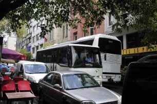 Istanbul - Busmanöver : Straßenverkehr in einer engen Altstadtgasse, aufgenommen in Istanbul am 30. Juni 2010