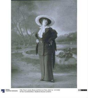Frau in Jacke, Bluse und Rock von Parry