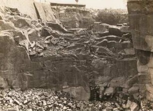 Wiesa. Östlich des Ortes Diabasgang im Grünlandbruch