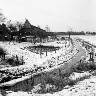 Norderbeste: rechts und links auf Böschungen Zäune: hinten links Bauernhäuser: davor Gärten: Winter
