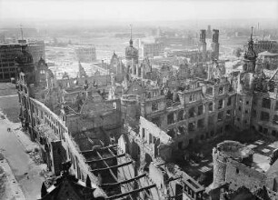 Dresden-Altstadt. Blick über die Ruine des Residenzschlosses vom Georgentor aus