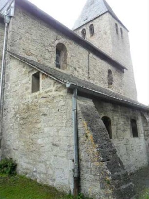 Heringhausen-(Evangelische Kirche) - Langhaus Traufseite Nord (Obergadenfenster) mit Seitenschiff (Strebepfeiler) sowie Kirchturm von Nordosten
