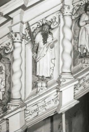 Kanzel : Kanzel. Holz, weiß und golden gefasst. 1666. Detail: Apostel Matthäus von der Treppenbrüstung. Haldensleben, Stadtkirche