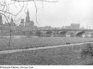 Blick vom Neustädter Elbufer zur Altstadt und zur Augustusbrücke