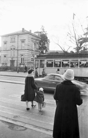 Gefährlicher Übergang zur Straßenbahnhaltestelle Schützenstraße an der Ettlinger Allee für Fußgänger.