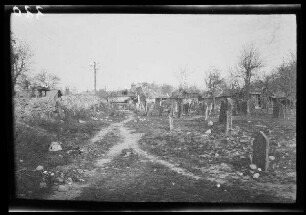Odobești (=Rumänien): steiniges Feld mit einzelnen verwitterten Grabsteinen am Ortsrand ("jüdischer Friedhof")