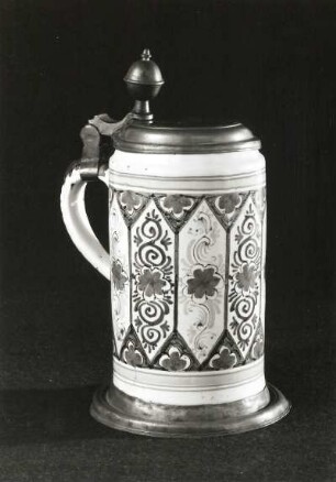 Walzenkrug (mit Deckel). Fayence, bemalt; H. 17,1 cm. Dorotheenthal, M. 18. Jh. Dresden: Kunstgewerbemuseum 38353