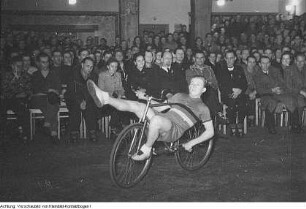 Erzgebirge. Wintersportmeisterschaften: Langlauf, Volkssport, im Erzgebirge im Beisein von Ministerpräsident Max Seydewitz, 1950