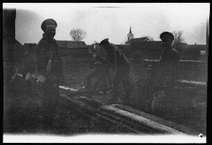 Wirballen (=Virbalis, Litauen): russische Kriegsgefangene mit Spaten bei Straßenreparaturarbeiten ("Straßenbau in Wirballen")