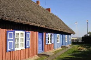 Nida (Nidden) - Farbiges Holzhaus als Museum : Die historischen Fischerhäuser auf der Kurischen Nehrung stehen zum großen Teil unter Denkmalschutz. Aufgenommen in Nida (Nidden) am 8. Oktober 2010
