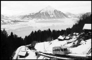 Beatenberg: Zahnradbahn zur Beatenbucht mit Thuner See und Niesen