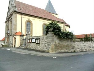Ansicht von Südwesten mit Langhaus (Barocker Neubau 1737 - Kirchhofmauer im Westen völlig abgetragen) sowie Kirchhofmauer im Verlauf