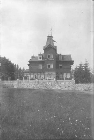 Bärenfels. Hotel Felsenburg. Ansicht mit Terrasse