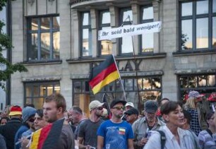 10.000 Menschen haben heute in Hamburg gegen Fremdenhass und rechte Hetze demonstriert. Anlass war die Kundgebung eines "Merkel muss weg"-Bündnisses am Gänsemarkt mit unter 200 Teilnehmern. Anmelder der Rechten war Kiezgröße Thomas "Togger" Gardlo, früherer Leibwächter von Ronald Schill und Trainer der "Identitären Bewegung". Rechte Drohung auf einem Schild: 'Ihr seid bald weniger'
