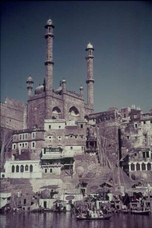 Reisefotos Indien. Varanasi. Ghat mit Alamgir Moschee am Ganges