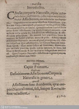 Hujusq Caput Primum Explicans Definitionem Affectionum Corporis Naturalis in genere, qua est Affectiones sunt Accidentia, quae corpori Naturali omni, soli, semper & [.....] insunt veladsunt.