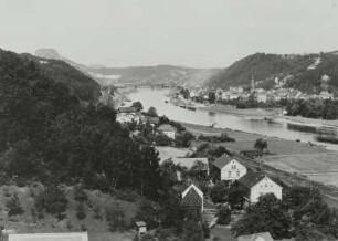 Krippen (Bad Schandau-Krippen). Elbuferstraße mit Haltepunkt. Blick vom Friedensplatz nach Westnordwest über den Krippengrund und die Elbe mit Brücke gegen Lilienstein und Stadtzentrum