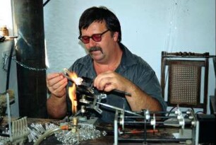 Glasmacherhandwerk: Glasbläser beim Arbeiten an der offenen Flamme; Herstellung technischer Glasartikel
