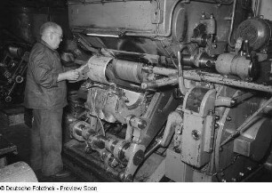 Arbeiter an einer Druckmaschine