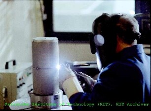 Unbekannter Mitarbeiter während Schweißarbeiten in einer Werkstatt des Instituts für Technische Physik (ITP)