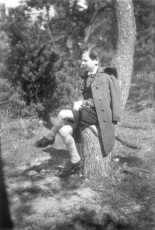 Ramon-Joachim Gerhardt, auf einem Baumstumpf sitzend