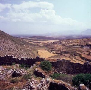 Mykene. Blick über den Südwall der Akropolis in die Argolis. mg8