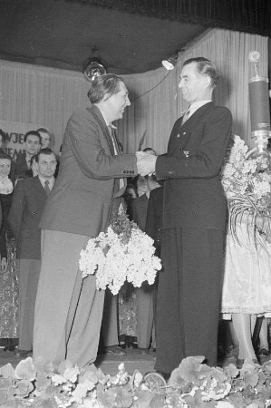 Georg Wiener und Kurt Krenz, Vorsitzender der Domowina, auf dem III. Bundeskongresses der Domowina in Bautzen : Jurij Winar a Kurt Krjeńc na III. Zwjazkowym kongresu Domowiny w Budyšinje : Bautzen / Budyšin