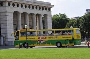 Wien - Touristenbus am Heldenplatz : Ein Touristenbus fährt über den Wiener Heldenplatz, 2008