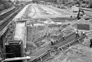 Bahnhof und Zentraler Omnibusbahnhof: Neubau: Bau der Treppen zur Unterführung