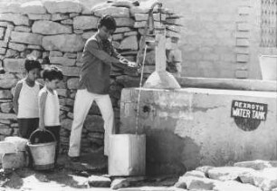 Karachi (Pakistan). Flüchtlingskolonie Orangi Camp. Kinder beim Trinkwasserholen am betonierten Wasserbehälter