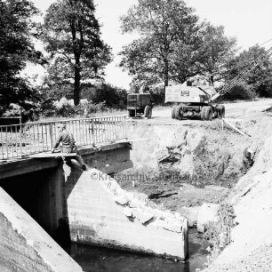 Segeberger Chaussee B 432: Erweiterung der Fahrbahn: Abriss der Brücke über die Tangstedter Mühlenau