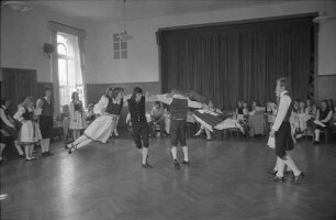 Teilnahme der Volkstanz-Jugendgruppe des Schwarzwaldvereins Karlsruhe an einem Folklore-Tanz-Tag
