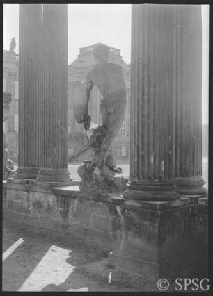 Potsdam, Stadtschloss, Kolonnade, Ringergruppe, Stehender mit Schild.