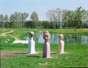 3 Köpfe auf Stelen (Familie)