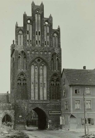 Neubrandenburg. Treptower Tor (1346/1355, Vortor 15. Jahrhundert). Stadtseite