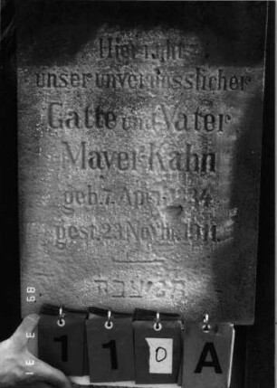Grabstein 110 (Index: 100089446) Material: gelber Sandstein Zustand: oben stark verwittert Maße HxBxT: 200x61x24 cm Besonderheit: Familiengrab: Grabstein 110A
