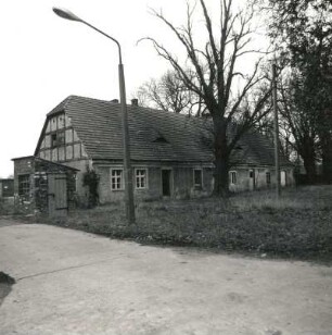 Calau-Saßleben-Reuden. Gutshof. Nebengebäude (1701/1750). Hofansicht mit Wägehäuschen