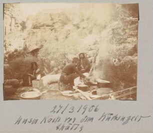 27/3 1906 Unser Koch vor dem Küchenzelt thätig [Petra]