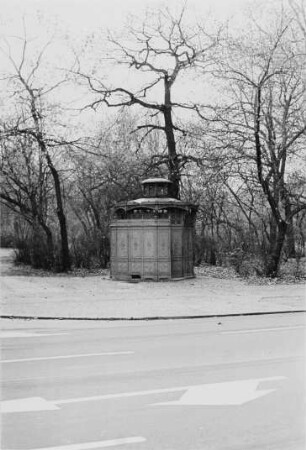 "Cafe Achteck". Pissoir