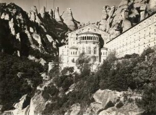 Spanien. Katalonien. Monasterio de Montserrat. Kloster auf dem Berg Montserrat. Ansicht mit Apsis