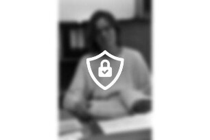 [Name maskiert] Mädchenbeauftragte, Sozialwissenschaftlerin: in Büro, an Schreibtisch, bei Blättern in Aktenordner: 24. [Name maskiert]