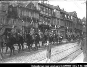 Einzug der Regierungstruppen in Wolfenbüttel Enthält: Berittene Soldaten mit Standarten auf der Langen Herzogstr., Zuschauer