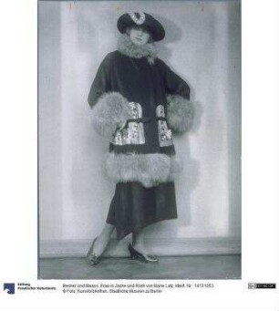 Frau in Jacke und Rock von Marie Latz